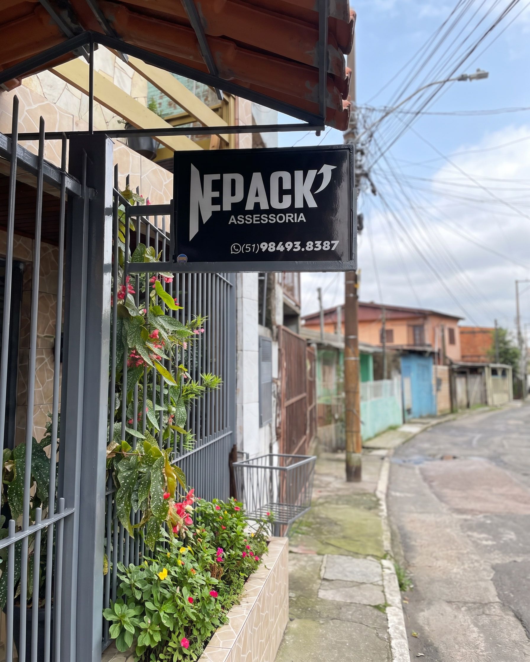 Fachada da Nepack Assessoria com a placa da empresa, na Rua Júlio Stregue, em Porto Alegre